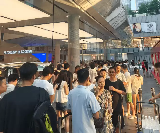华为新款三折叠手机直降2000元开售，深圳旗舰店再现排队盛况