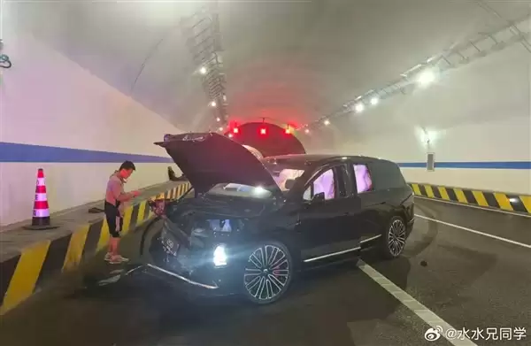 全新蔚来ES8首次事故曝光 官方回应:工作车 非辅助驾驶状态