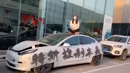 历时4年!站车顶维权女车主胜诉:特斯拉需提供完整行车数据