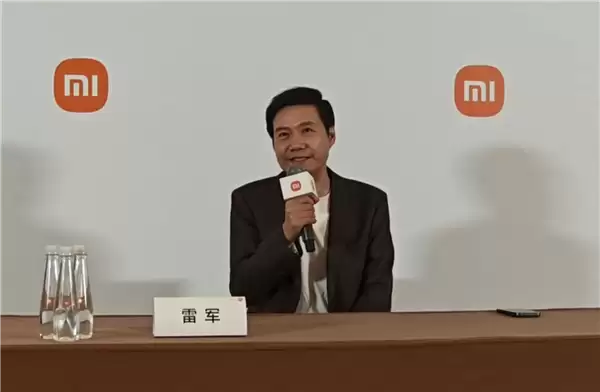 雷军致敬汽车业界先驱：理想开拓行业创新之路