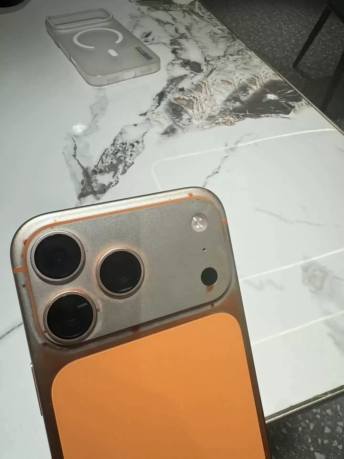 有用户反馈苹果 iPhone 17 Pro Max 用湿巾清洁后机身涂层被擦除