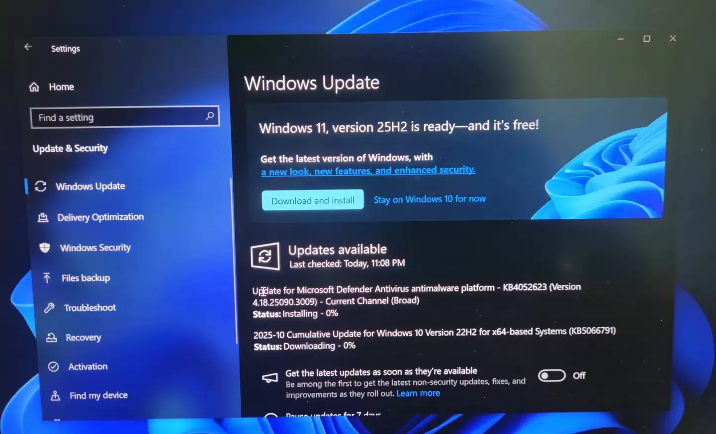微软放开 Win11 25H2 升级:166KB 启用包、AI 智能推送,支持至 2027 年 10 月
