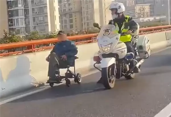 上海86岁老人把电动轮椅开上高架 官方通报:系误入