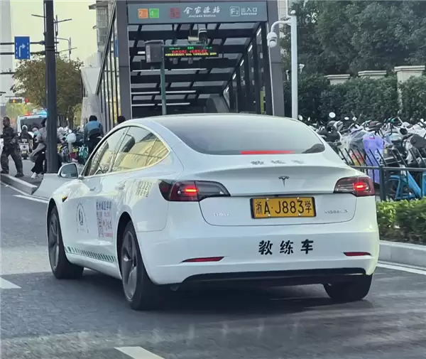 驾校引入特斯拉教学：提前适应电动车，掌握关闭辅助驾驶技巧