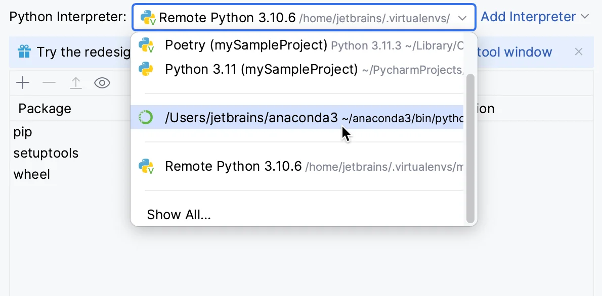 展示编辑器中选择Python解释器、创建项目环境、运行简单Python代码并在终端看到输出结果的真实操作界面。